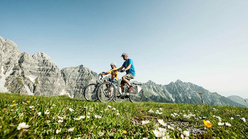 E-Biker fahren durch die Natur in Tirol