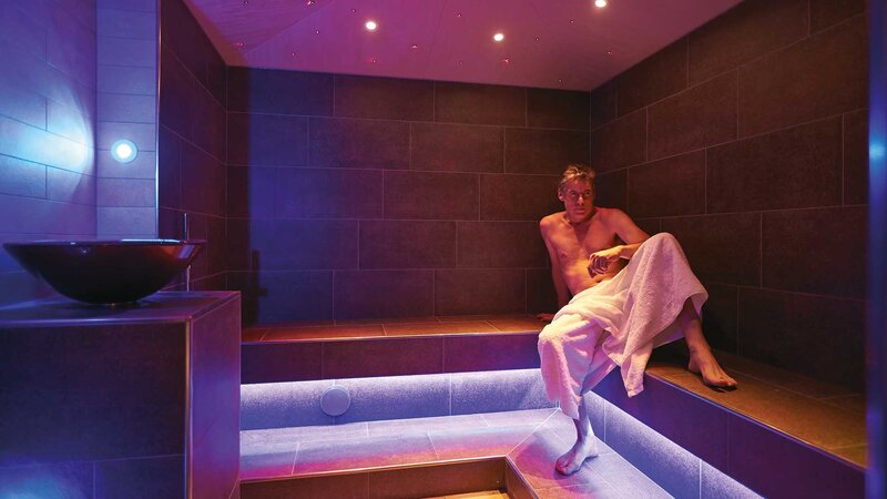 Ein entspannter Hotelgast im Dampfbad des Wellnessbereichs