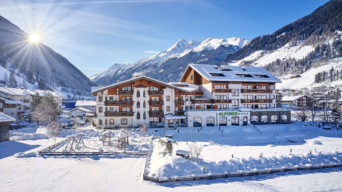 Frontansicht des Alpeiner 4 Sterne Hotels im schneebedeckten Stubaital 