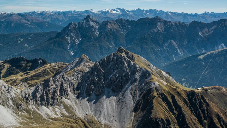 Eine Bergkulisse in Tirol aus der Vogelperspektive. 