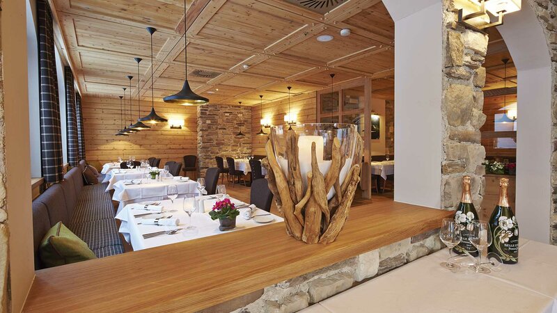 Einblick in das helle und moderne Restaurant "Alpeiner"