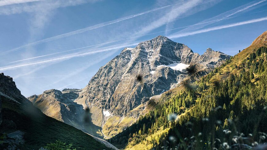 Blick auf ein wunderschönes Bergpanorama bei Sonnenschein.