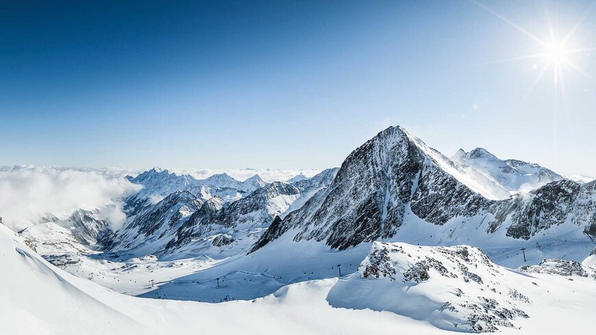Beeindruckende Winterlandschaft mit schneebedeckten Bergen und klarblauem Himmel in Tirol.