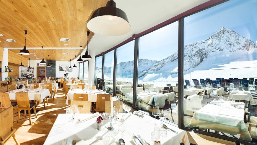 Restaurant mit Panoramablick auf schneebedeckte Alpen in Tirol.