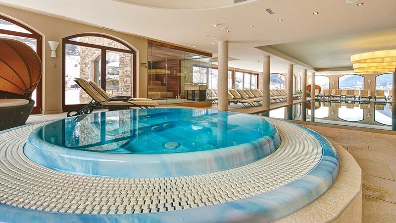 Ausschnitt des Wellnessbereichs mit Jacuzzi und Panorama-Pool