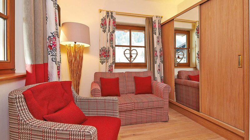 Gemütliche Sitzecke in einer der Luxus Suites des Alpeiner Nature Resort in Tirol
