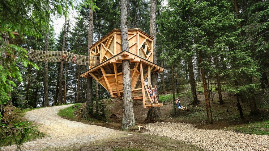 Baumhaus-Abenteuer im Wald in Tirol, ideal für einen Aktivurlaub mit zahlreichen Outdoor-Aktivitäten wie Klettern und Ziplining.