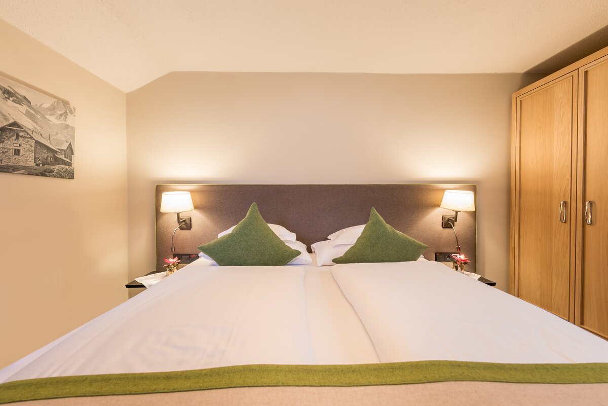 Einblick in den Schlafbereich des Economy Doppelzimmers im Hotel Alpeiner im Stubaital