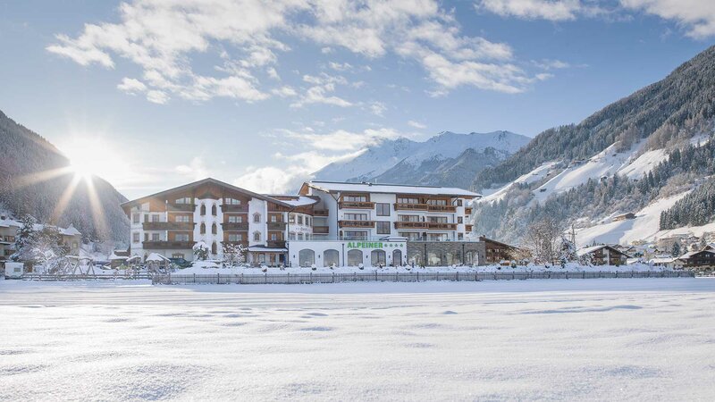 Frontansicht des Hotel Alpeiner im Stubaital inmitten der verschneiten Berglandschaft