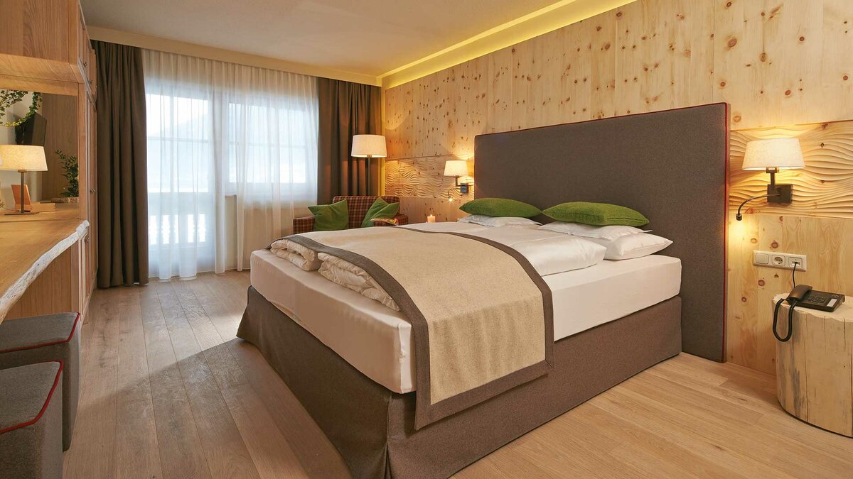 Ausschnitt eines Hotelzimmer Schlafbereichs im Alpeiner Nature Resort