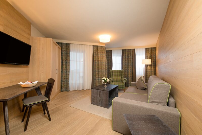 Einblick in das gemütliche Wohnzimmer der Suite zum Wohlfühlen im im Hotel Alpeiner im Stubaital