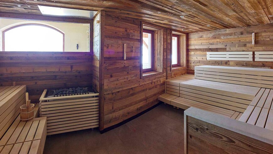 Einblick in eine finnische Sauna mit Fenstern