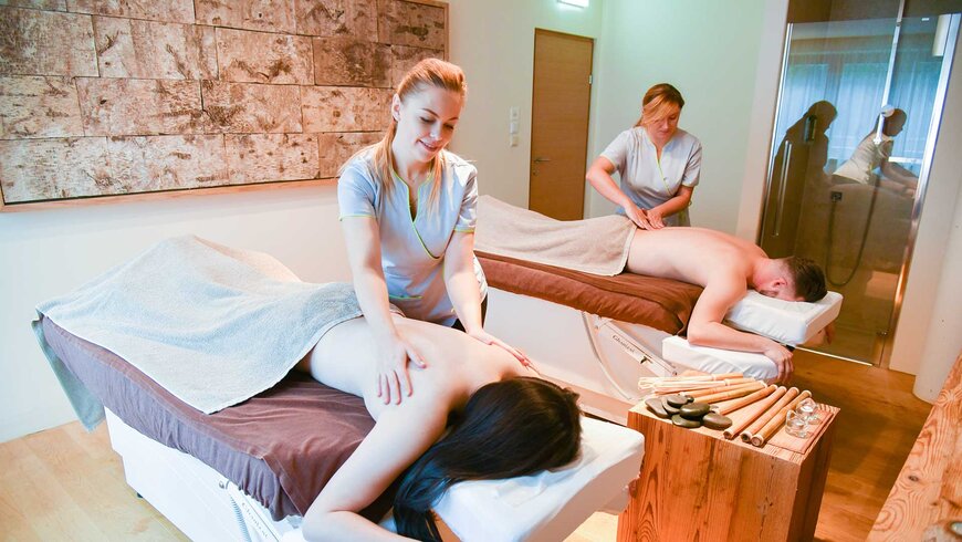 Hotelgäste bei der Pärchenmassage im NatureSpa