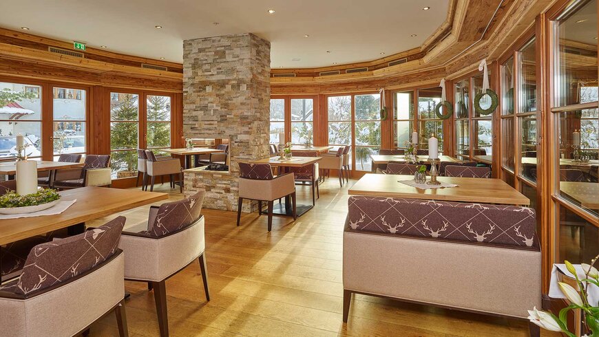 Ein Ausschnitt des lichtdurchfluteten Restaurants Alpeiner