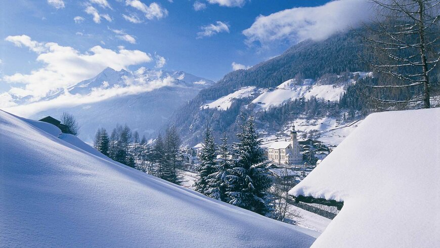 Stubaital bedeckt mit Schnee an einem sonnigen tag.