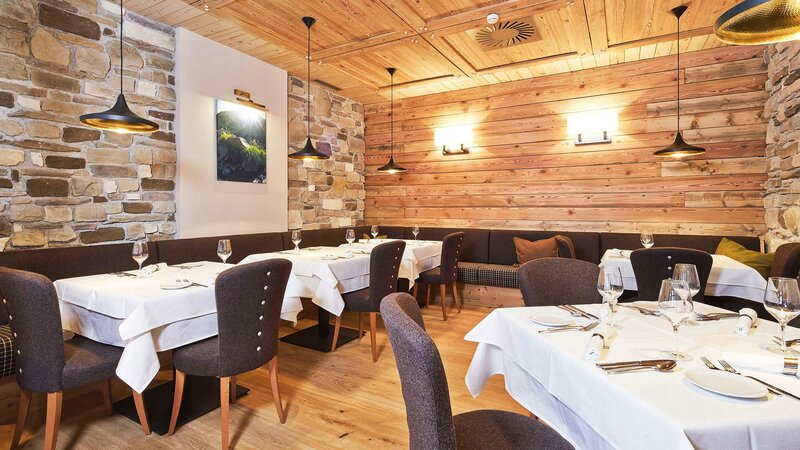 Einblick in das gemütlich eingerichtete Alpeiner Restaurant