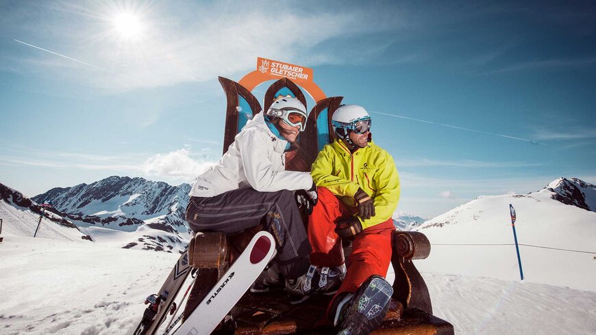 Zwei Skifahrer genießen eine Pause am Stubaier Gletscher in den Tiroler Alpen.