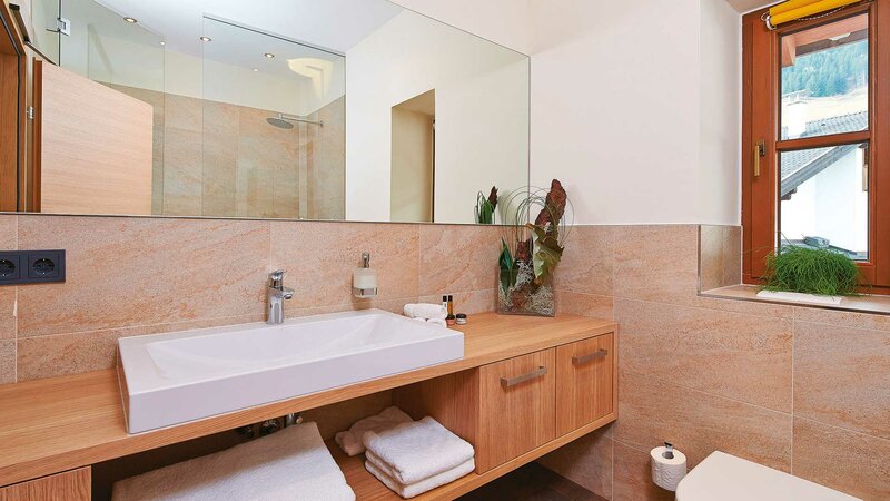 Einblick in das großräumige Bad der Luxussuite im Hotel Alpeiner im Stubaital 
