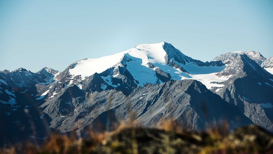 Eine beeindruckende schneebedeckte Berglandschaft in Tirol, ideal für einen Aktivurlaub mit Wandern und Skifahren.