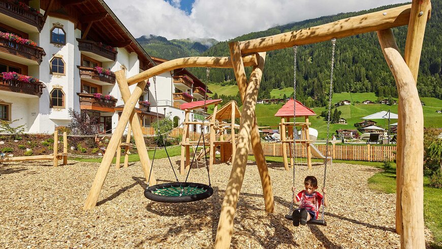 Ein Kleinkind auf der Schaukel auf dem Spielplatz