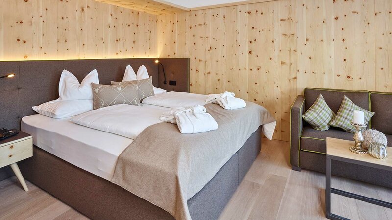 Einblick in den Schlafbereich des Doppelzimmer Superior  im Hotel Alpeiner im Stubaital