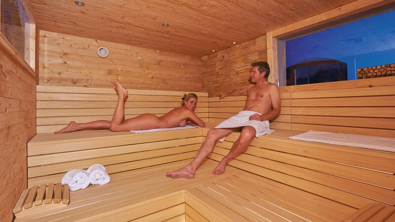 Ein Mann und eine Frau alleine in der finnischen Sauna im Alpeiner NatureSpa