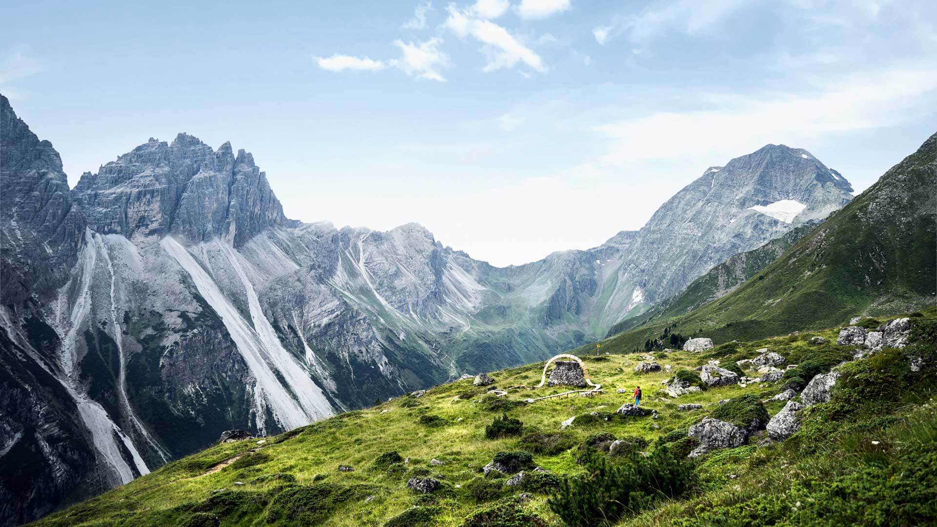 Ein atemberaubendes Bergpanorama in Tirol, perfekt für Wanderungen und Naturerlebnisse während eines Sommerurlaubs.