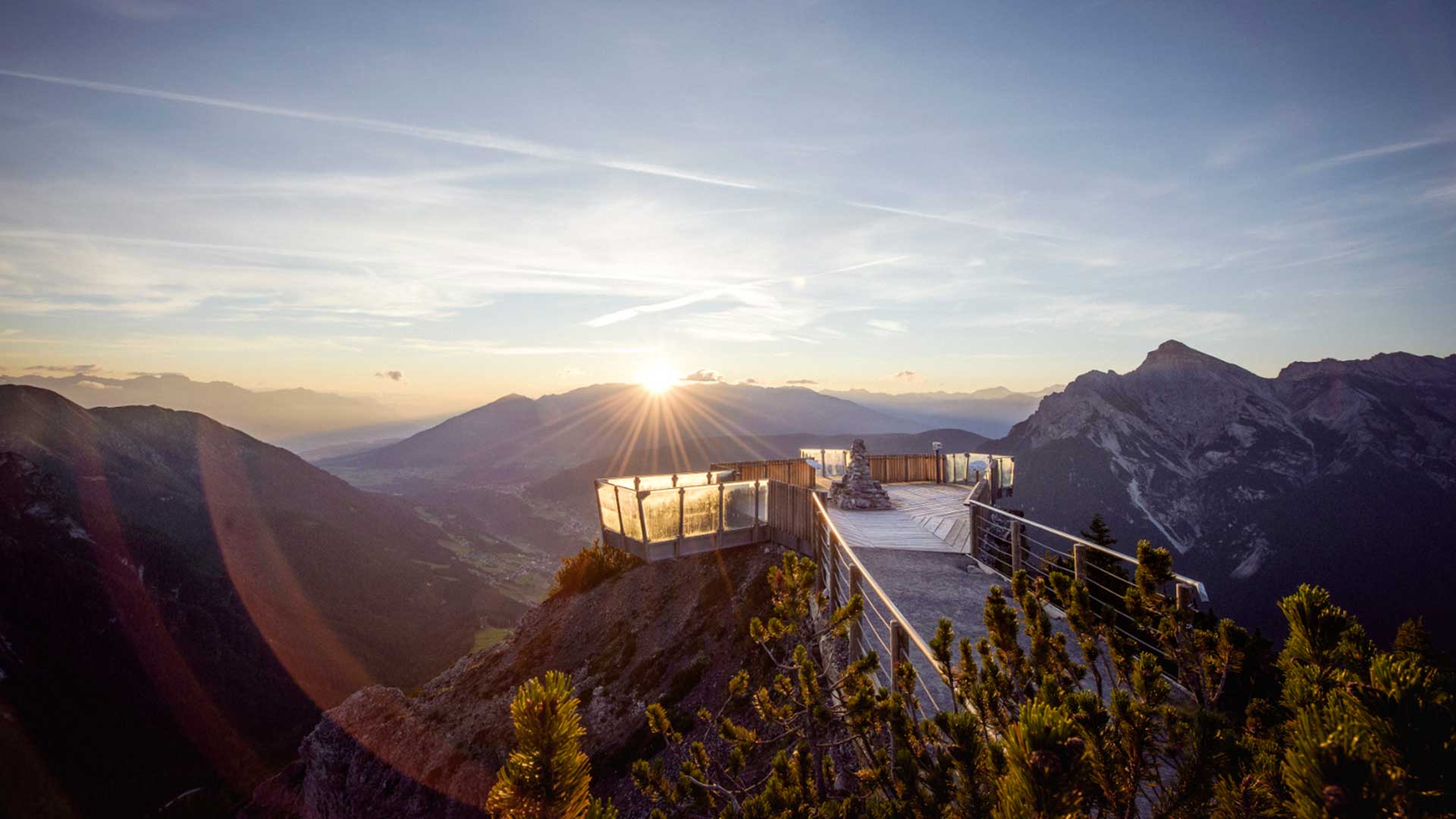 Ein atemberaubender Aussichtspunkt des Berghotel im Stubaital, mit weitem Blick über das Tal und die umliegenden Gipfel.