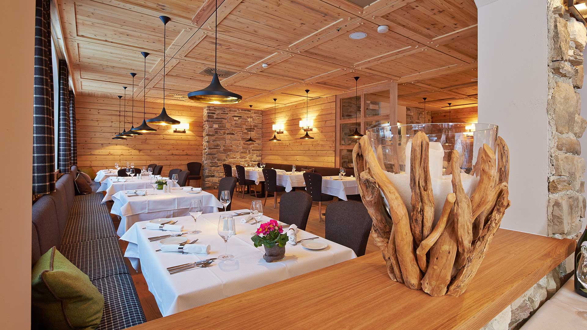 Ein elegantes Restaurant, eingerichtet mit stilvollem Holzdekor und gemütlicher Atmosphäre.
