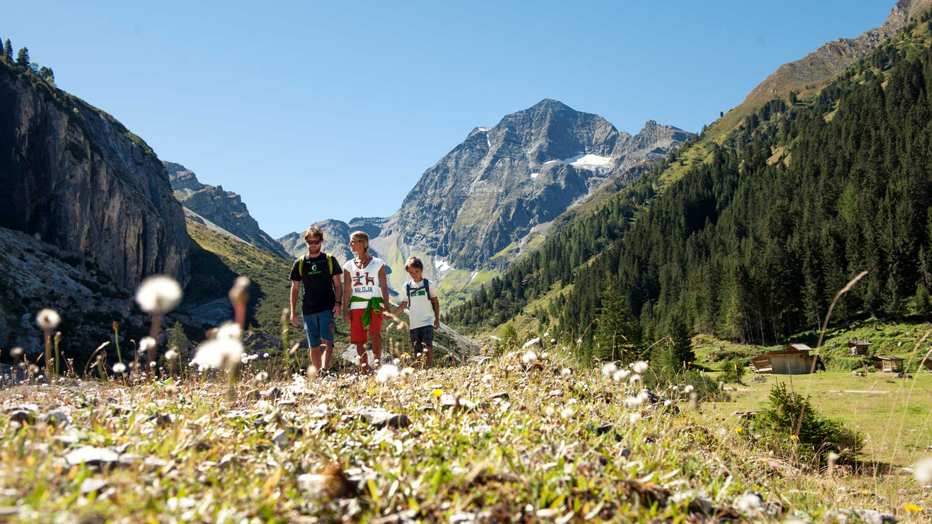 Die Gäste des Berghotels im Stubaital genießen eine Wanderung in den atemberaubenden Bergen.